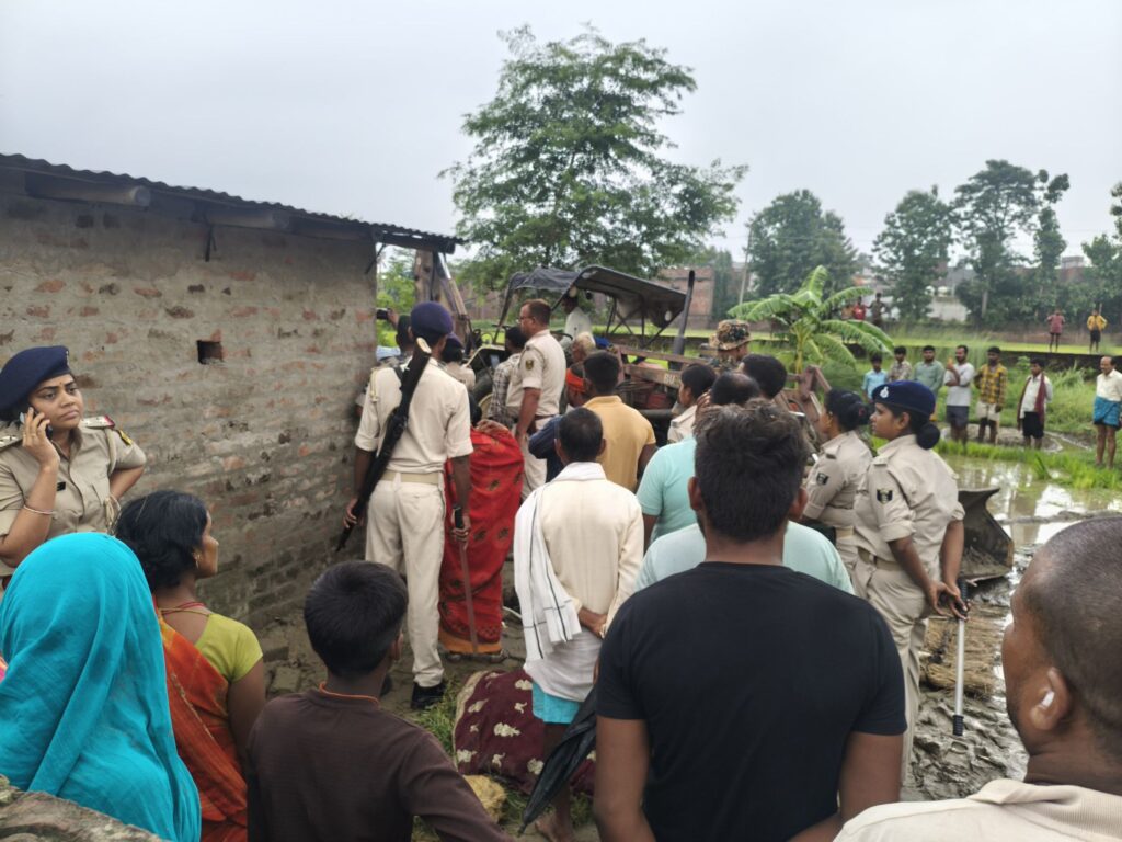 बगहा में उच्च न्यायालय के आदेश पर चला प्रशासन का बुलडोजर, हटाया गया अवैध अतिक्रमण