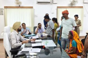 जनसुनवाई में जिला पदाधिकारी ने सुनीं 82 शिकायतें।