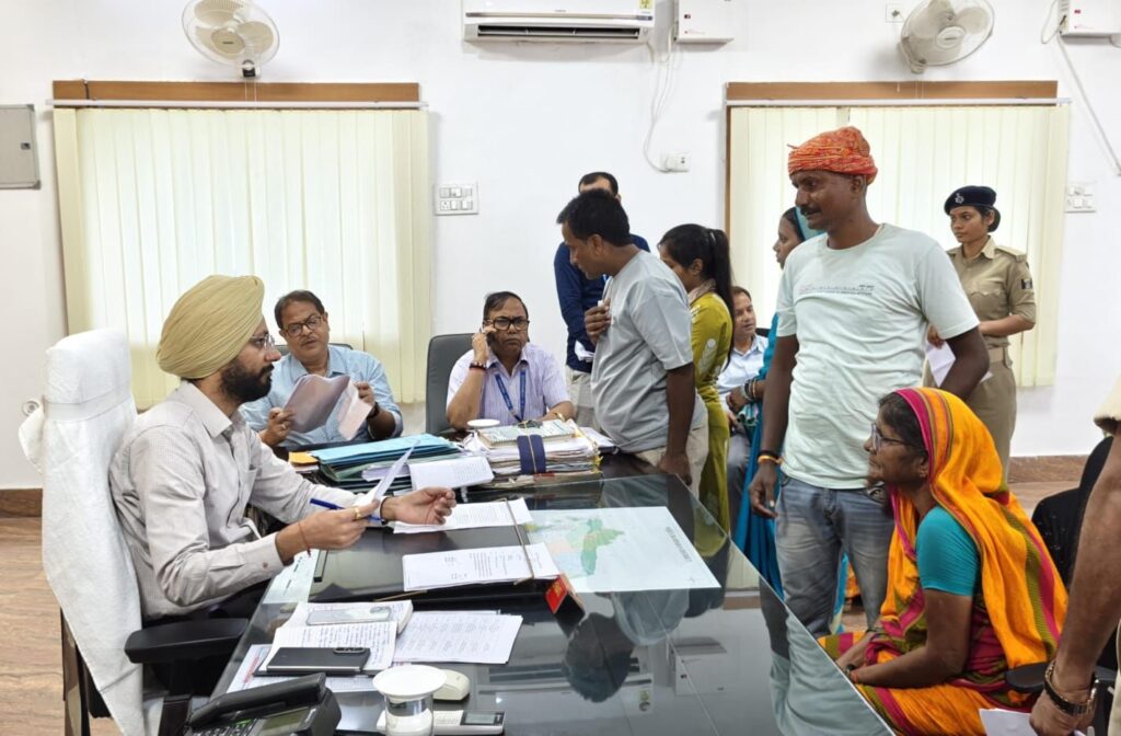 जनसुनवाई में जिला पदाधिकारी ने सुनीं 82 शिकायतें।
