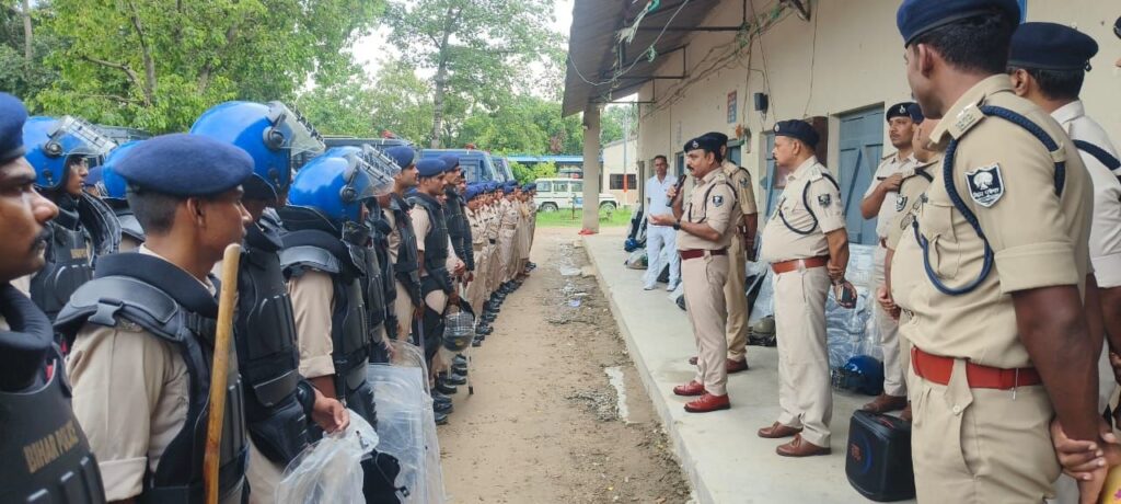 बगहा पुलिस ने दंगा नियंत्रण ड्रिल का किया अभ्यास, शांति व्यवस्था बनाए रखने के लिए दिया निर्देश