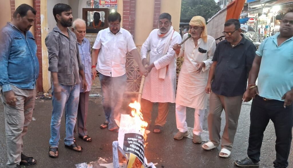 *बिहार के नगर निकायों के सफाईकर्मियों के जायज मांगों के समर्थन में विकास एवं आवास मंत्री का पुतला दहन*