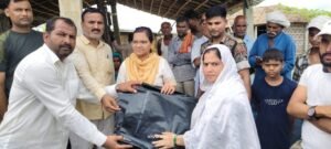 रेवहिया रेता में 114 कटाव पीड़ितों के बीच पॉलीथिन शीट का वितरण