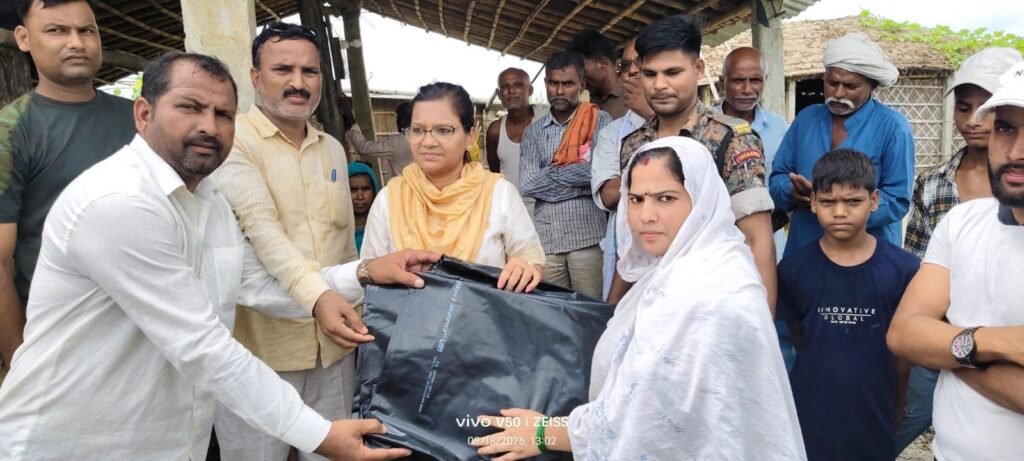 रेवहिया रेता में 114 कटाव पीड़ितों के बीच पॉलीथिन शीट का वितरण