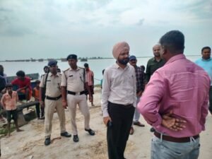 बगहा अनुमंडल क्षेत्र में तटबंध एवं घाटों का पश्चिम चम्पारण जिला पदाधिकारी ने किया निरीक्षण
