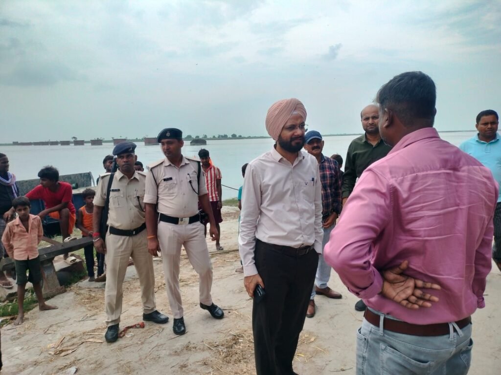 बगहा अनुमंडल क्षेत्र में तटबंध एवं घाटों का पश्चिम चम्पारण जिला पदाधिकारी ने किया निरीक्षण