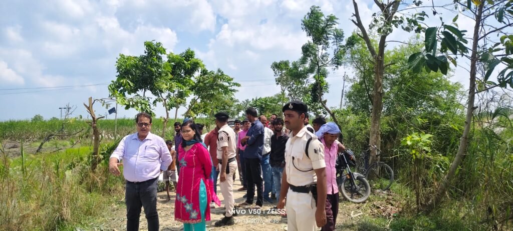 गंडक कटाव का एसडीओ ने लिया जायजा, बाढ़ विशेषज्ञों ने सुझाए बचाव के उपाय