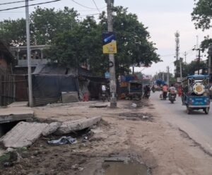 सड़क की भूमि छोड़, निजी भूमि में बिजली का खम्भा लगाने से आमजन परेशान