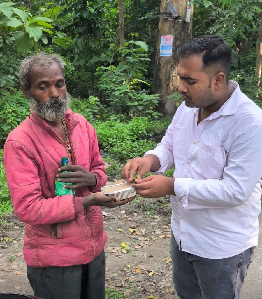 स्वरांजलि सेवा संस्थान के बैनर तले स्मृति शेष पत्रकार दिनेश मिश्रा की पुण्य तिथि के अवसर पर दरिद्र नारायण भोज का आयोजन