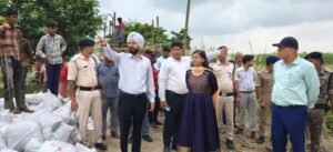 *जिला पदाधिकारी ने मंगलपुर एवं चिवरही पंचायत के रेवहिया, में कटाव स्थलों का किया निरीक्षण *