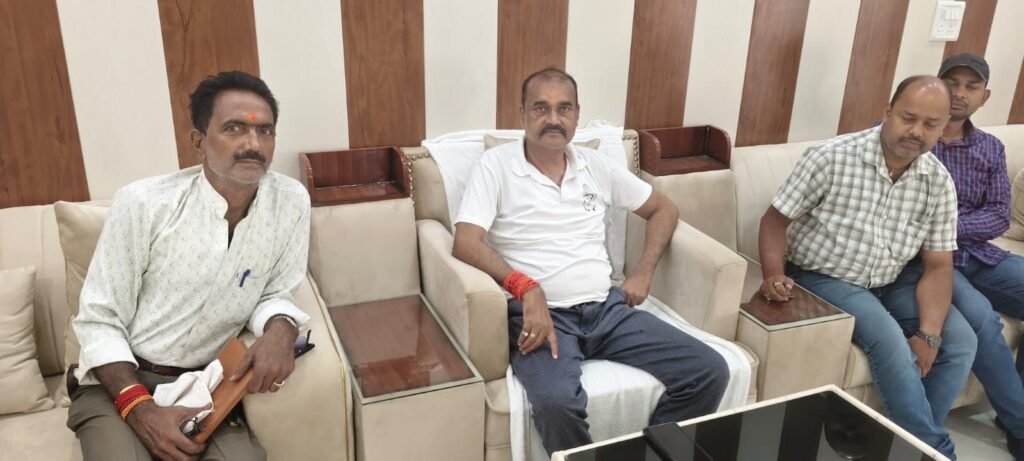 *विद्यालयों की व्यवस्था सुधारने को लेकर विधायक से शिक्षा प्रतिनिधि की चर्चा*