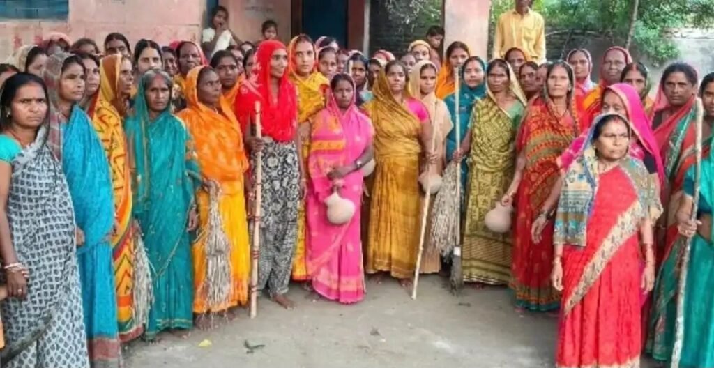 डंडा-झाड़ू लेकर शराब के खिलाफ उतरीं बड़गो की महिलाएं